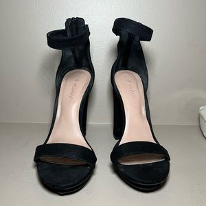 Black classic heels with strap